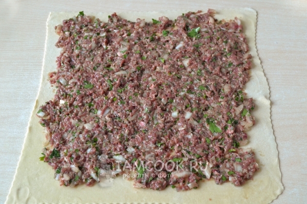 Положить на тесто фарш