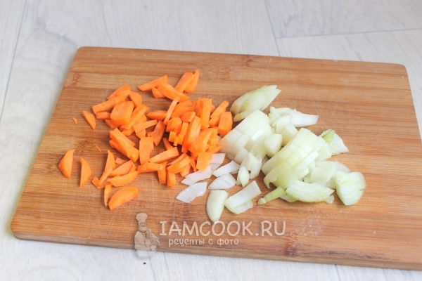 Порезать лук и морковь