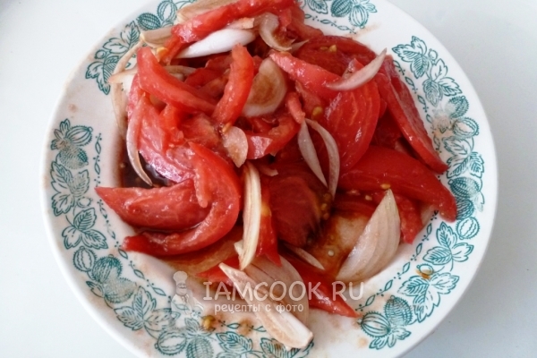 Порезать лук и помидоры