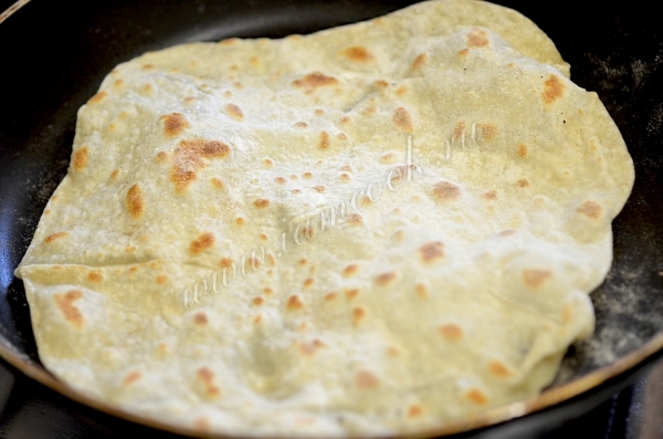Выпекание лаваша на сковороде