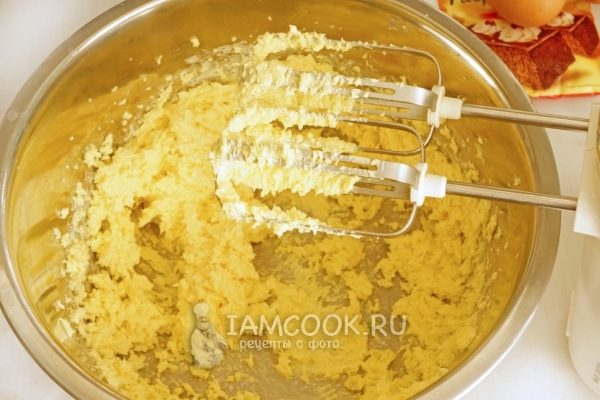 Взбить маргарин с сахаром