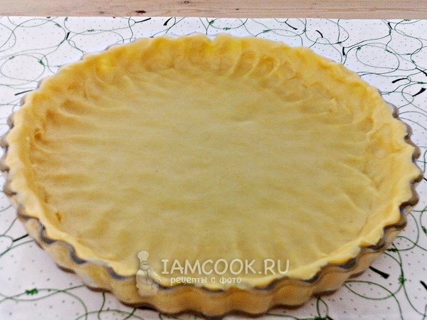 Выложить тесто в форму