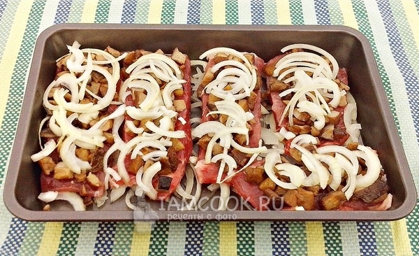 Положить на грибы лук