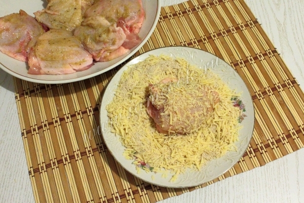 Обсыпать бедра тертым сыром