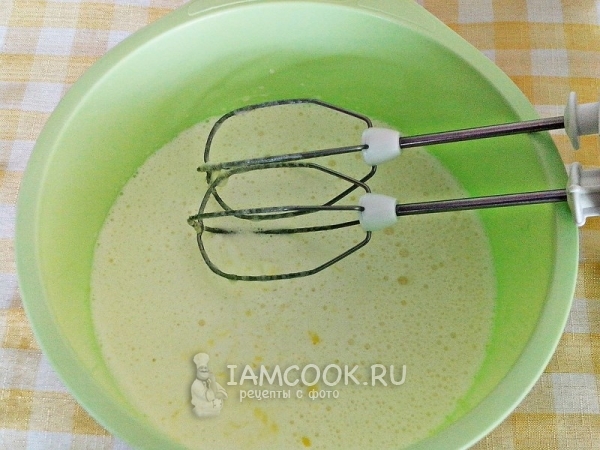 Взбить яйца с сахаром, сметаной и маргарином