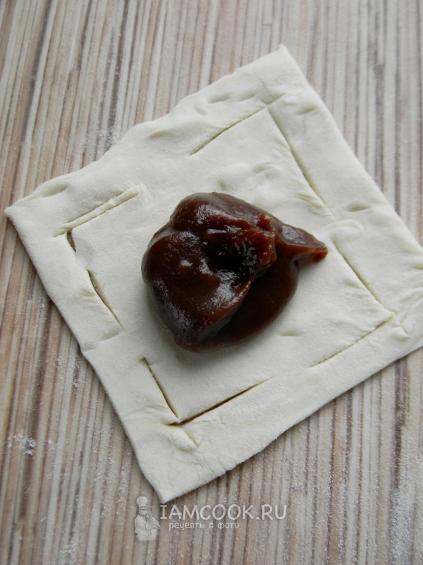 Положить на тесто крем