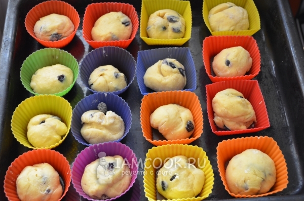 Разложить тесто по формочкам