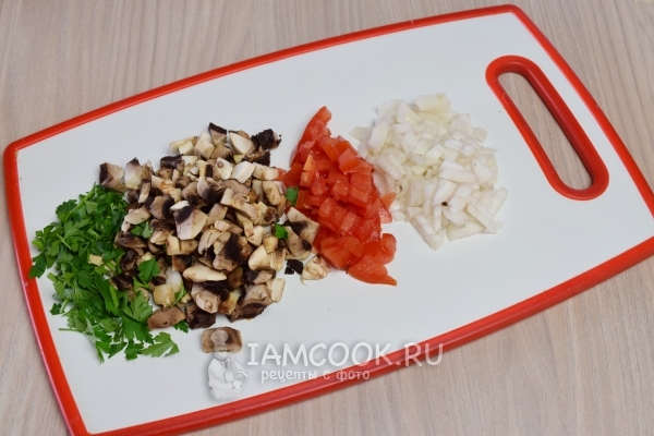 Порезать петрушку, грибы, помидоры и лук