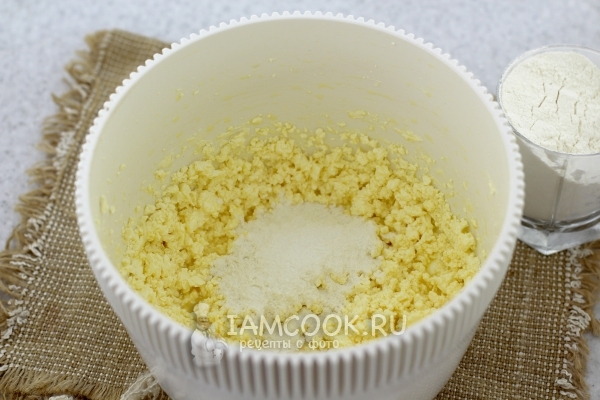 Добавить муку