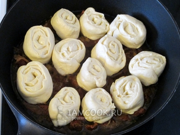 Уложить рулетики в сковороду с мясом