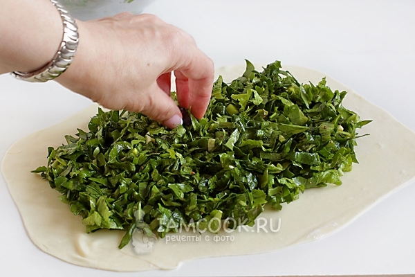 Выложить на тесто зелень