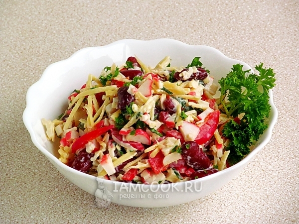 Рецепт салата из фасоли, сыра, крабовых палочек и перца