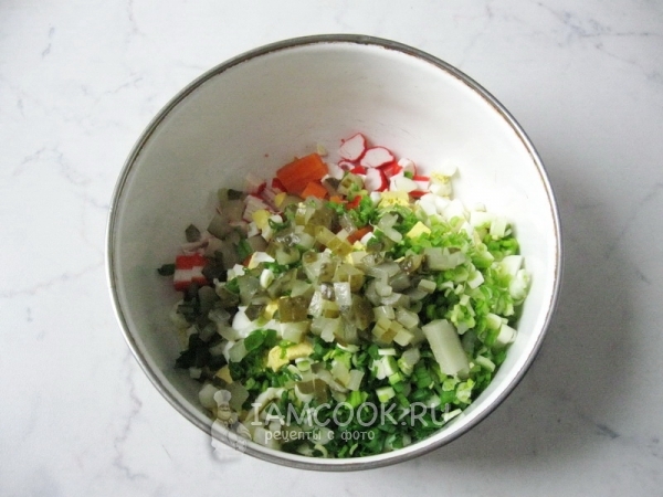 Положить порезанный огурец