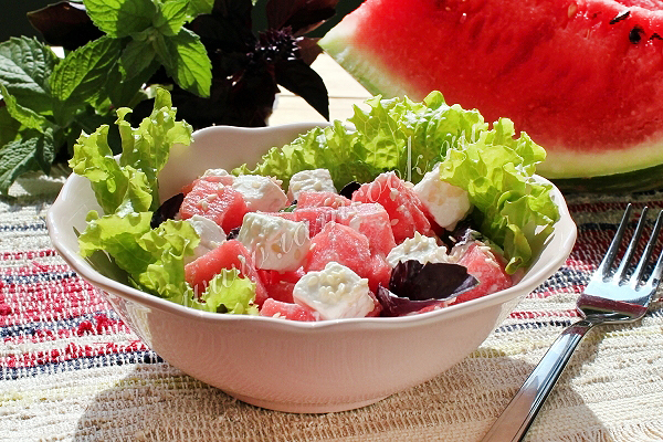 Рецепт вкусного салата с фетой и арбузом