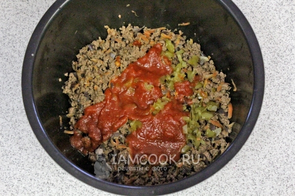 Положить томатную пасту и огурец