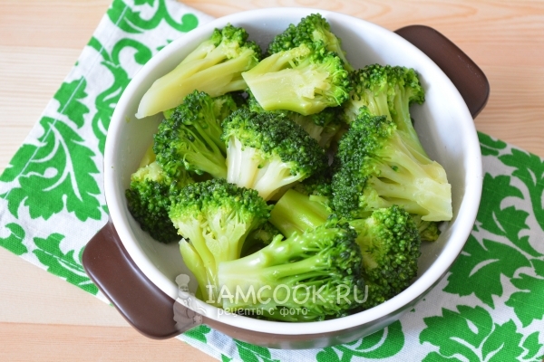 Положить брокколи в форму