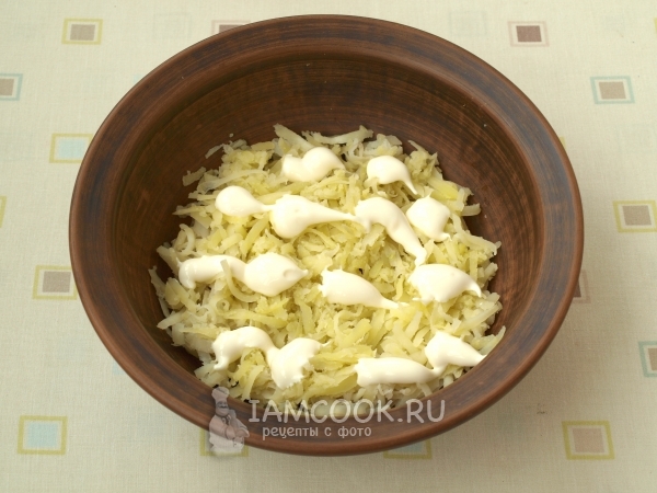 Уложить картофель с майонезом