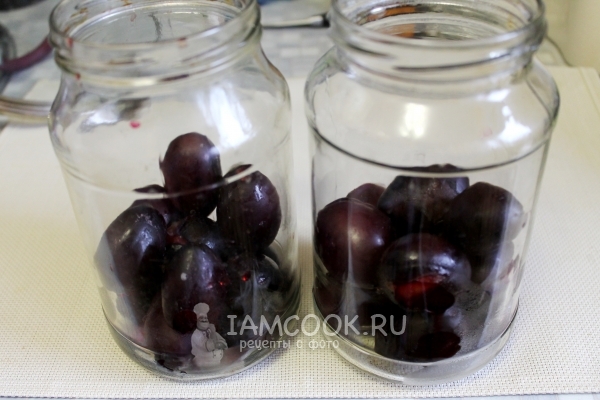 Положить сливы в банку