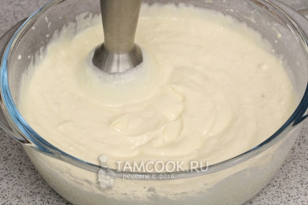 Перемешиваем творог с яйцом