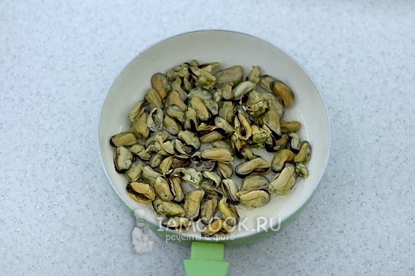 Обжарить мидии