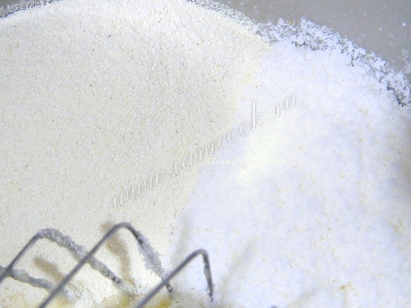 добавить манную крупу и кокосовую стружку