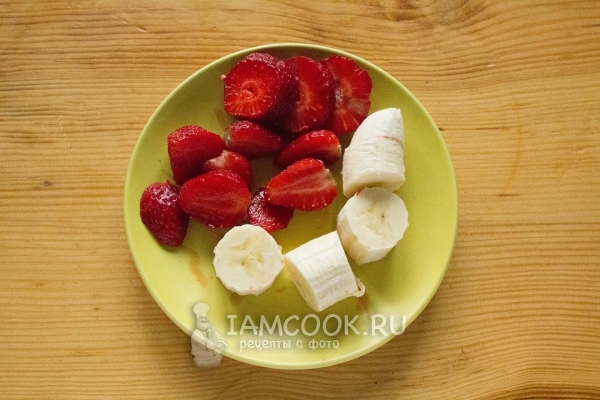Порезать банан и клубнику