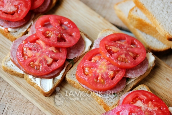 Положить кружочки помидора