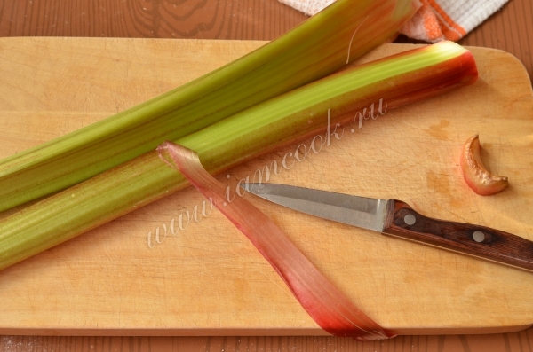 Обработка стеблей ревеня