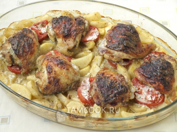 Готовые куриные бёдра с картошкой в духовке