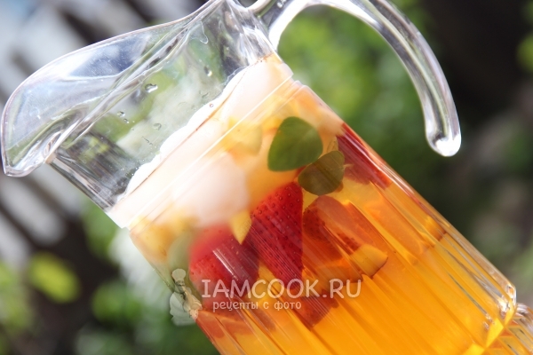 Фото лимонада из зелёного чая с ягодами и фруктами