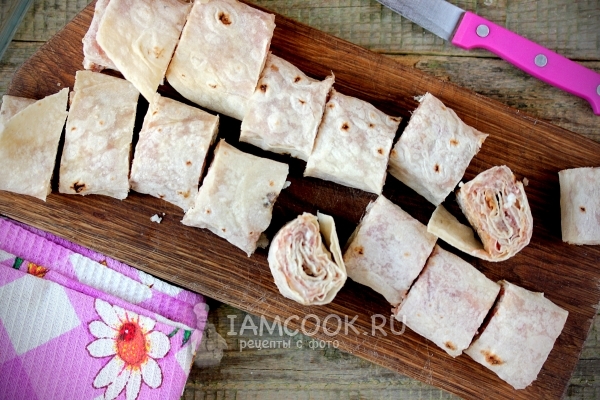 Сделать рулетики из фарша и лаваша