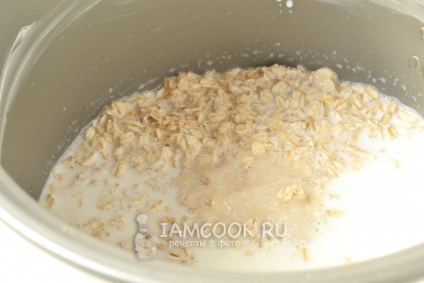 Влить молоко и всыпать соль с сахаром