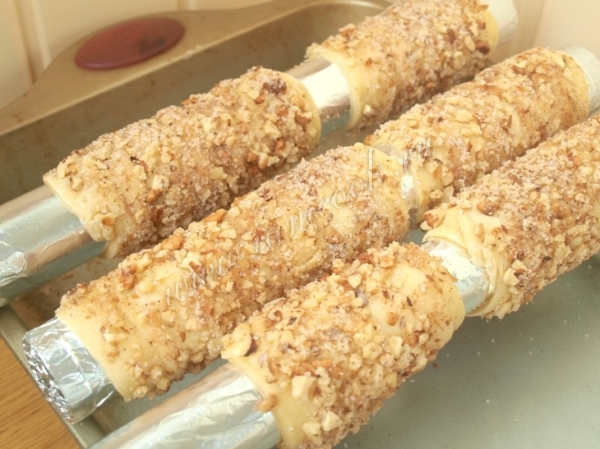 Обсыпать орехами