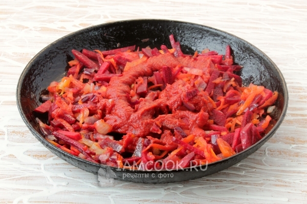 Положить томатную пасту