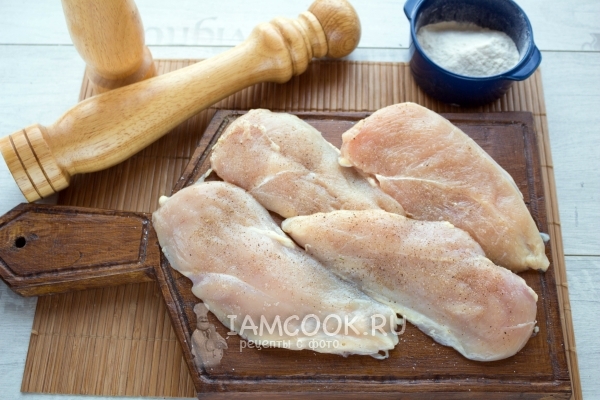 Натереть куриную грудку солью и перцем