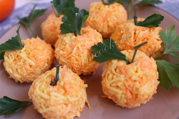 Закуска из моркови и сыра в виде персиков