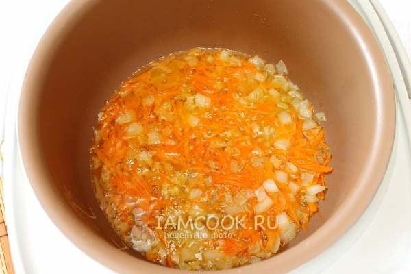 Обжарить лук и морковь