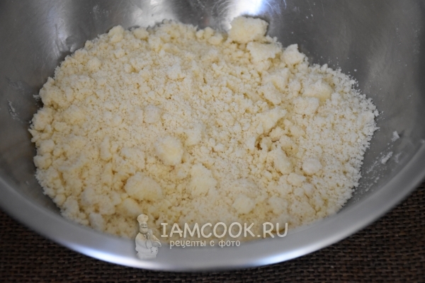 Перетереть масло с мукой в крошку