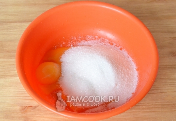 Смешать сахар с яйцами