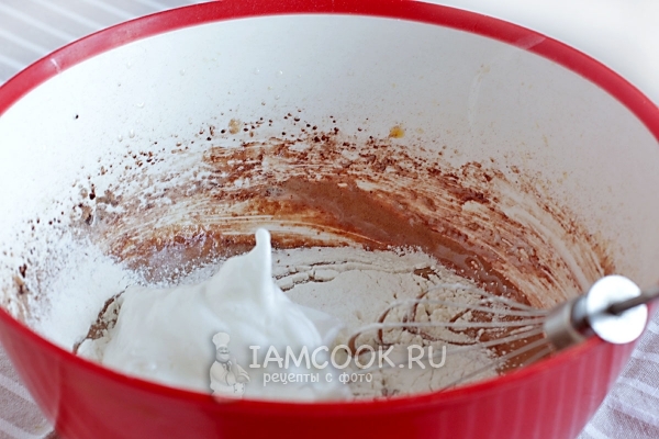 Ввести взбитые белки