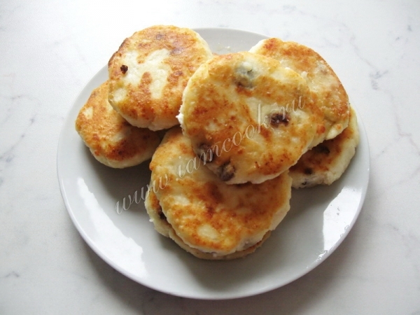 Сырники жареные с изюмом