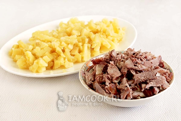 Порезать картофель и мясо