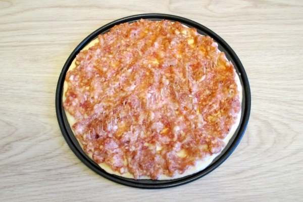 Выложить мясной фарш