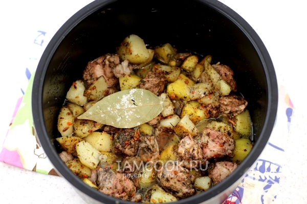 Влить воду и положить лавровый лист