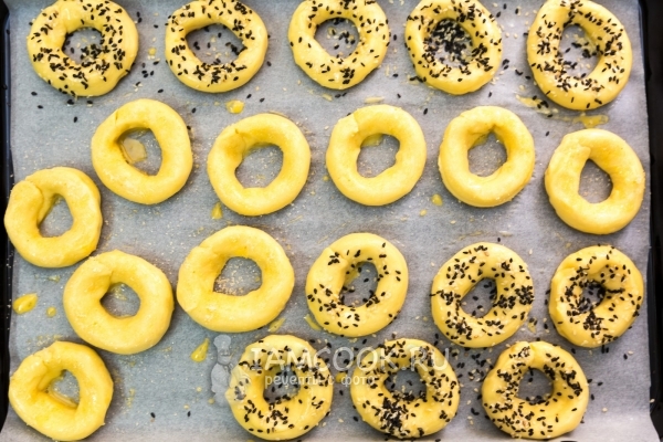 Посыпать бублики кунжутом