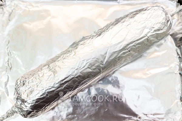 Рулет из говяжьего фарша в фольге