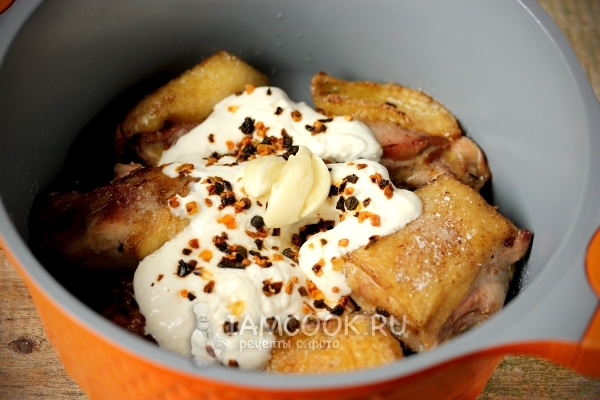 Положить чеснок и специи