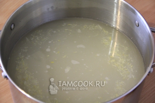 Положить в воду дрожжи, сок лимона и цедру