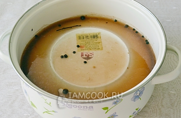 Накрыть рыбу тарелкой