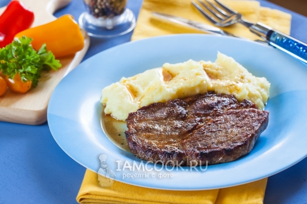 Фото стейка из свинины на сковороде гриль